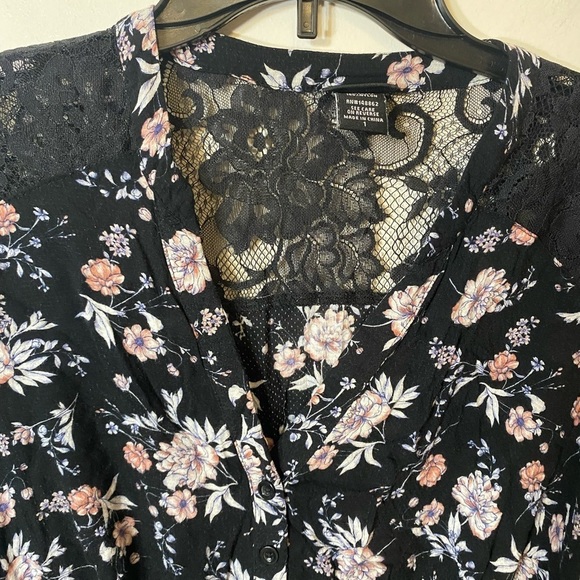 Torrid Long Sleeve Button Down Black Flower Shirt With Lace Size 1 Whimsigoth - Picture 7 of 9